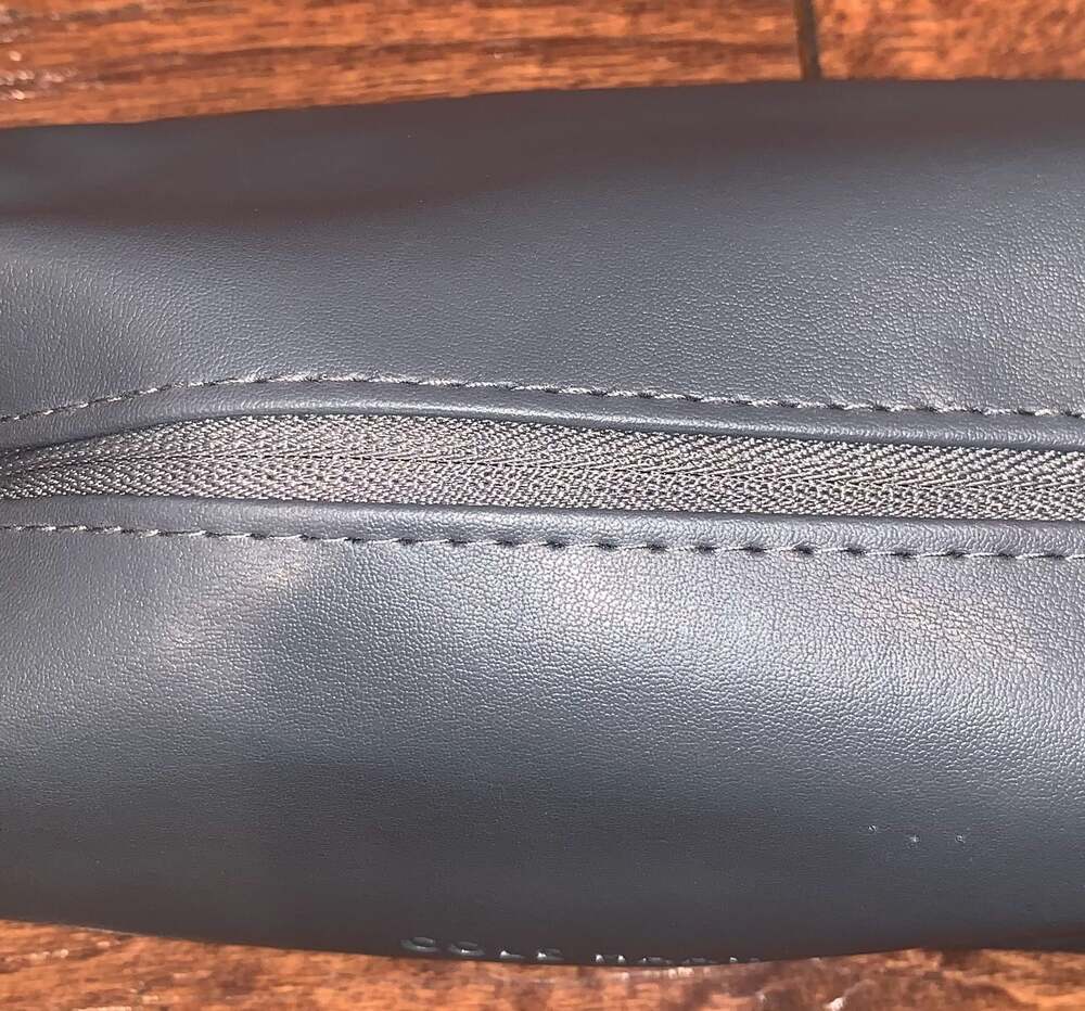 COLE HAAN For AMERICAN AIRLINES Makeup Cosmetic Pouch gray Zip T4 - Picture 2 of 5